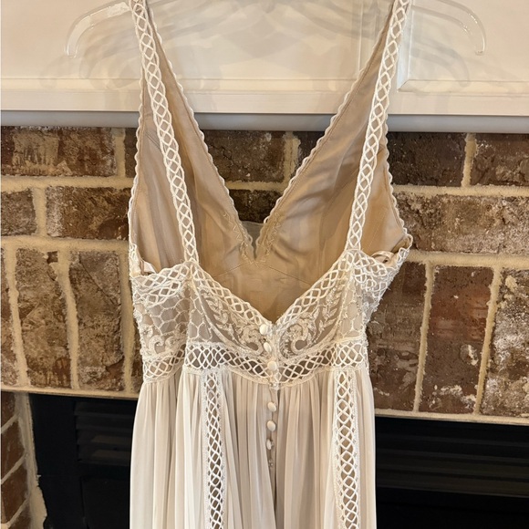 Allure Bridals Boho but Elegant ivory Lace Wedding Dress - Picture 3 of 4